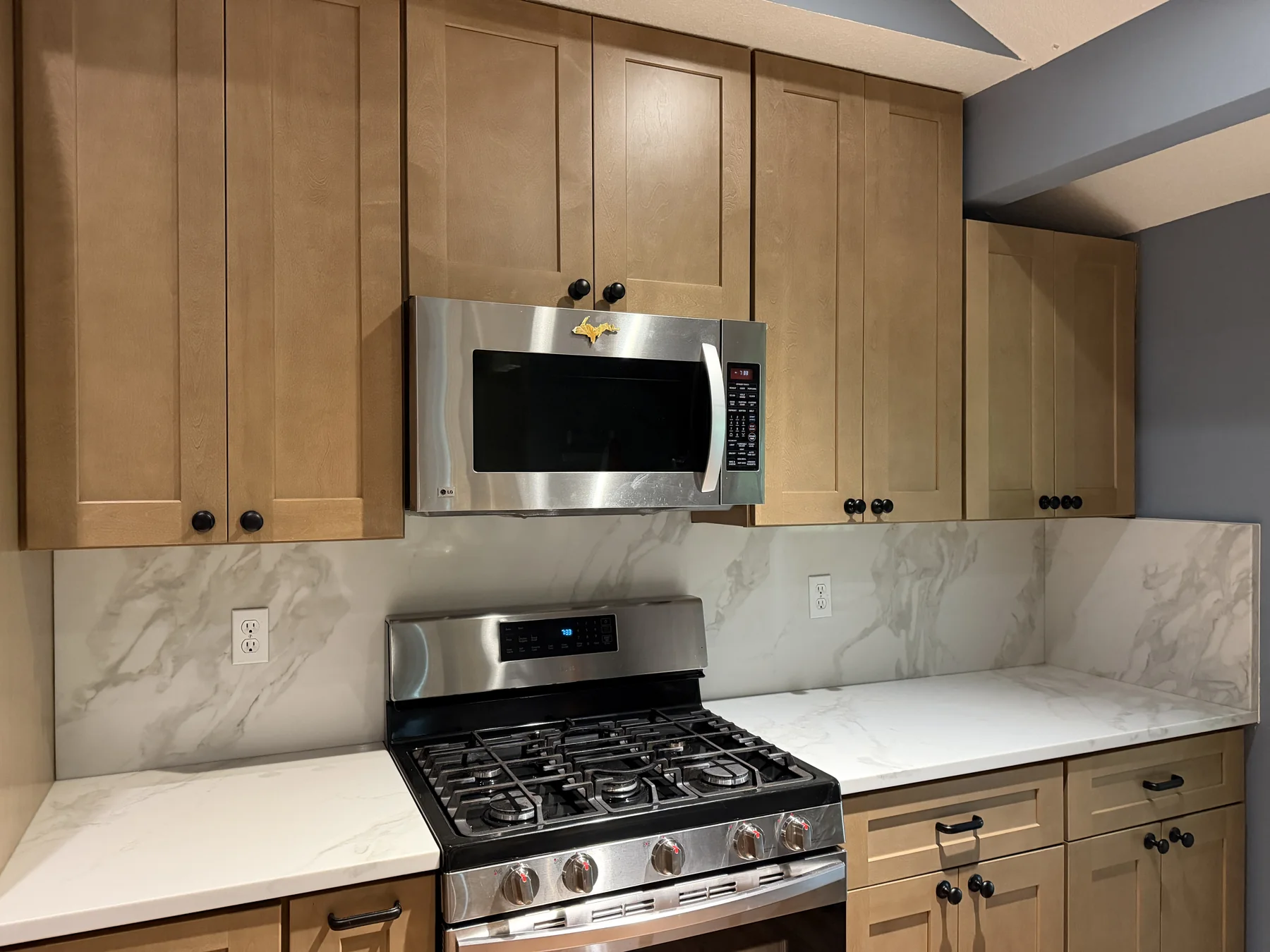 Calacatta-style quartz countertops with gray kitchen cabinets in Kansas City