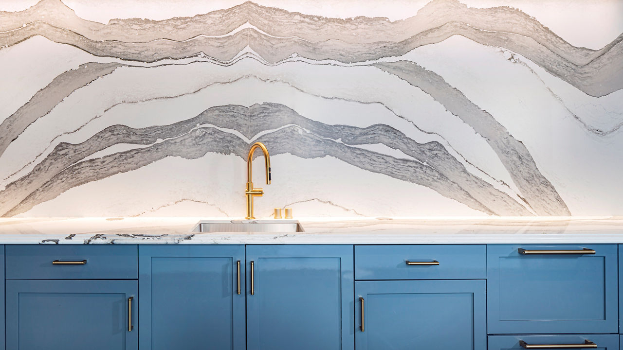 Bookmatched stone slab pattern aligned across a kitchen backsplash